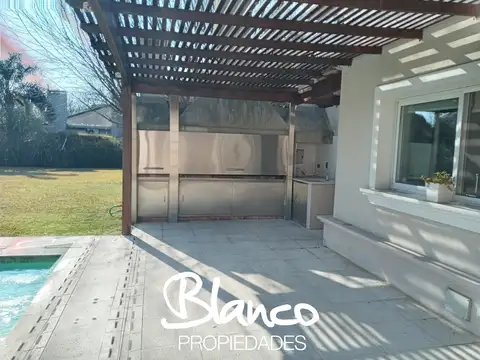 Casa 5 ambientes con 4 baños