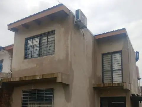 SE VENDE CASA DOS PISOS CON POSIBILIDAD AMPLIACIÓN