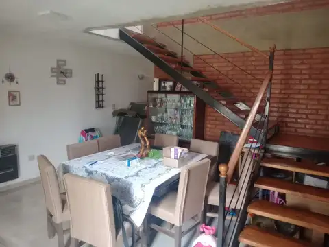 SE VENDE CASA DOS PISOS CON POSIBILIDAD AMPLIACIÓN
