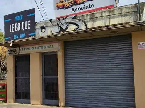 Galpon a la calle con entrada de vehiculo