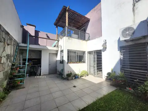 Casa En Venta 3 Dormitorios Con Cochera Escritorio Y Patio Verde - Barrio Parque | Apto Crédito