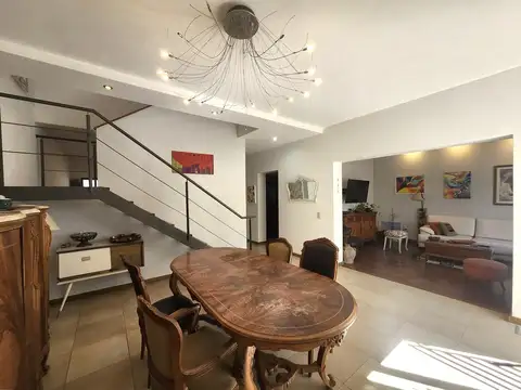 Casa 6 ambientes con 2 baños