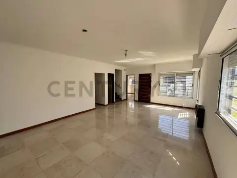 133 Y 518 - CASA EN VENTA DE 3 DORMITORIOS CON PARQUE Y COCHERA