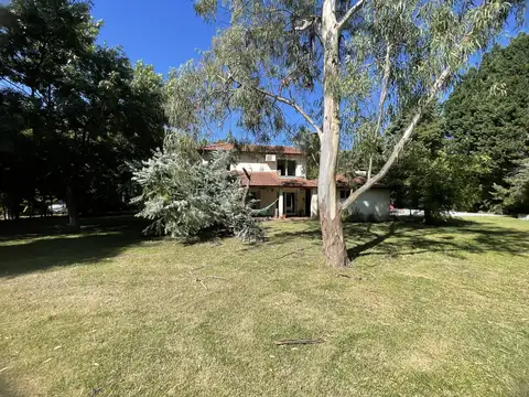 Casa en Alquiler con 2 cocheras