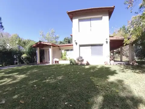 ¡UBICACIÓN PRIVILEGIADA! Alquiler casa con Pileta y Jardín en Pilar Village