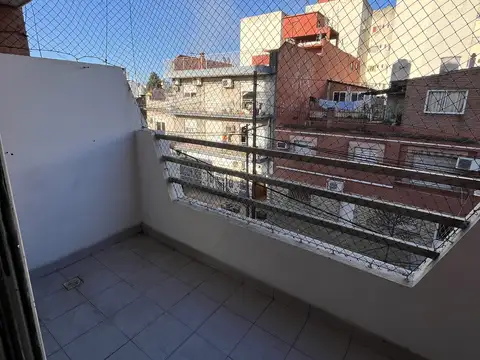 Departamento dos ambientes con balcón en alquiler