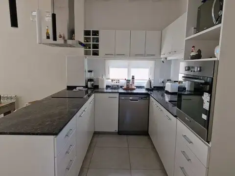 Casa en Alquiler con 2 cocheras