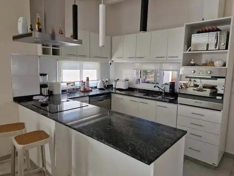Casa 5 ambientes con 2 baños