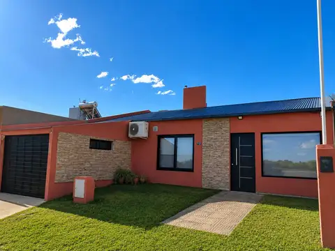 Vendo Casa Con Dos Dor y Pileta en Caseros, Entre Ríos.