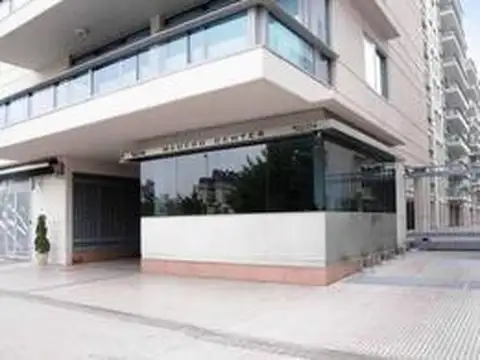 Excelente departamento de 2 dormitorios con cochera en MADERO CENTER