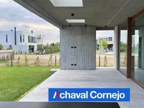 Casa en Venta con 2 cocheras