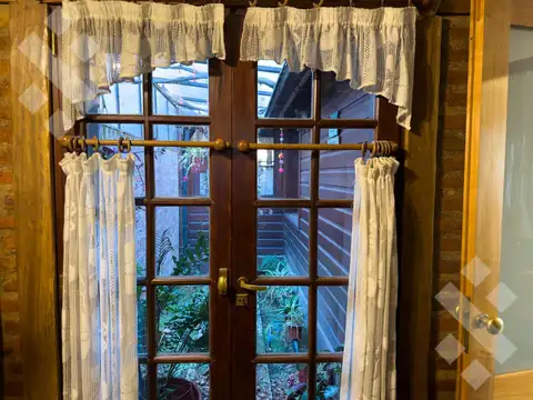 Casa 9 ambientes con 4 baños