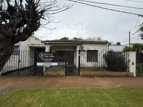Casa en venta en Gonnet a refaccionar con 2 dormitorios y parque