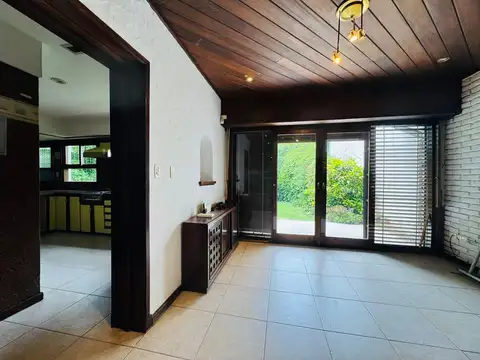 Casa de cinco ambientes con garage y parque