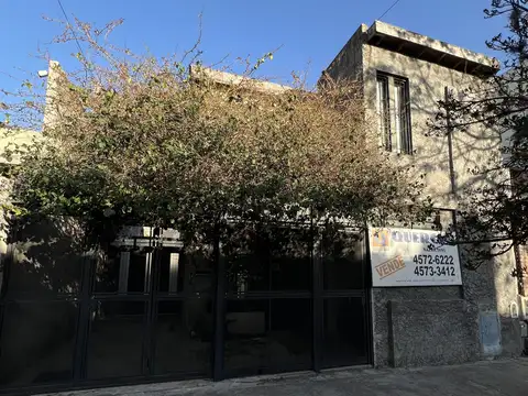 CASA S/ LOTE 8,66 X 50 CON FONDO PISCINA Y COCHERA 4 AUTOS