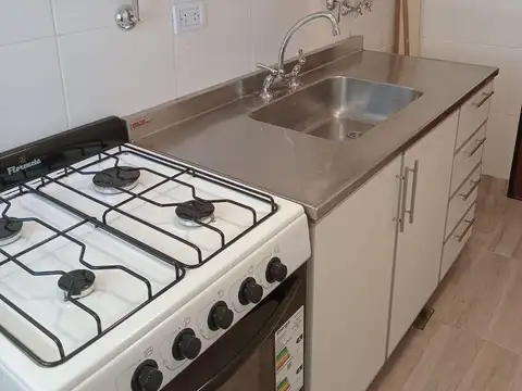 Departamento 1 amb. c/balcon metrobus en puerta
