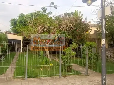 Casa En Venta En Los Troncos Con Amplio Jardín Al Frente.