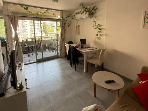 Amplio monoambiente, con placard divisible y balcón terraza