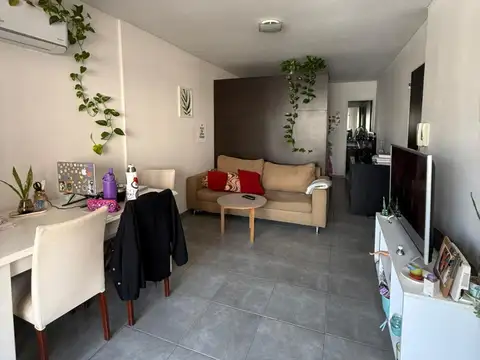 Amplio monoambiente, con placard divisible y balcón terraza