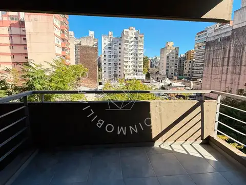 Amplio monoambiente, con placard divisible y balcón terraza
