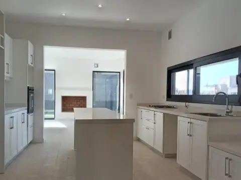 Casa 5 ambientes con 3 baños