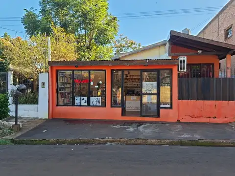 casa de 3 ambientes con local comercial al frente, garage para 4 autos, pileta, 3 duplex independientes