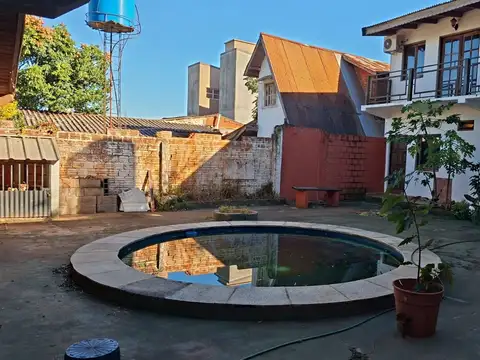 casa de 3 ambientes con local comercial al frente, garage para 4 autos, pileta, 3 duplex independientes