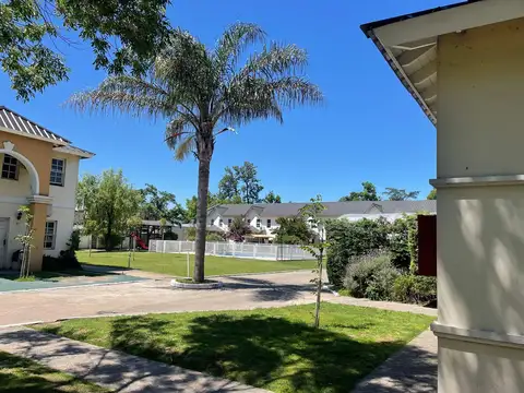 VENTA TRIPLEX 4 AMBIENTES con JARDÍN - CONDOMINIO C/ SEGURIDAD - PERMUTA Y APTO CREDITO !