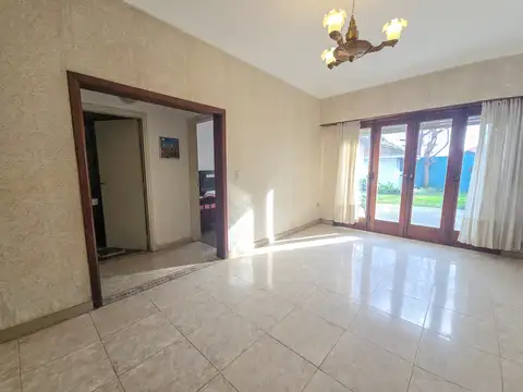 Chalet 3 amb. parque, garage + Depto. 2 amb. - Sarmiento y Pringles