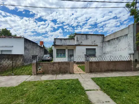 Casa Antigua con Gran Lote a Reciclar