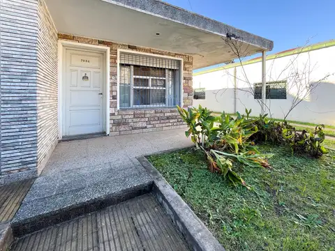 VENTA - Casa al frente, tres dormitorios, cochera y patio en Belgrano Rosario.