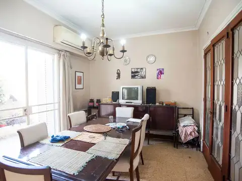 Casa de 4 dormitorios con cochera.