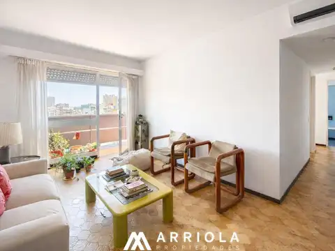 Departamento de 3 ambientes con balcón, piso alto, vista abierta a la ciudad