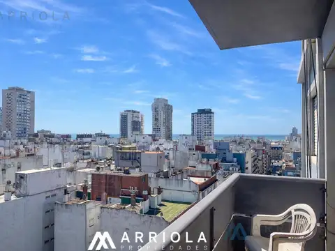 Departamento de 3 ambientes con balcón, piso alto, vista abierta a la ciudad