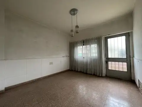 Casa 5 ambientes con 1 baño