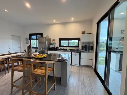 Casa 5 ambientes con 4 baños