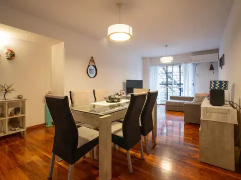VENTA/PERMUTA - Departamento de 3 dormitorios con patio y cochera.