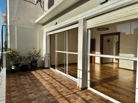 4 AMBIENTES A LA CALLE CON GRAN BALCON TERRAZA