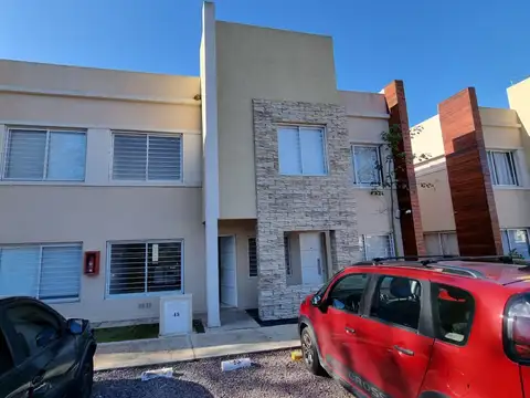 Dúplex de 3 ambientes en alquiler con cochera y patio en Muñiz
