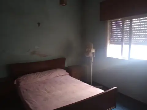 CASA V. CELINA SOBRE TERRENO DE 8,67 X 34.35 "Excelente Ubicacion sobre UGARTE"