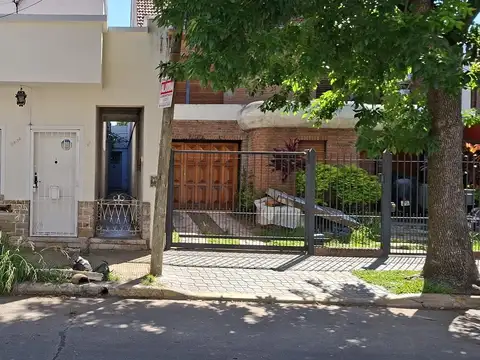 PH 3 ambientes a refaccionar con jardín en Olivos- En Venta