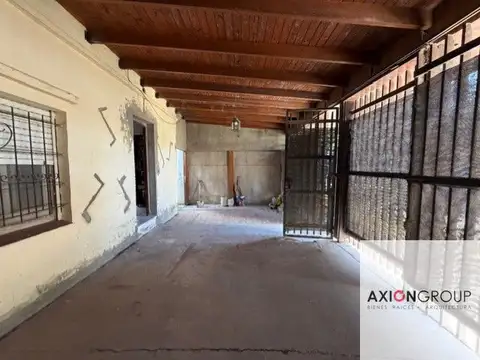 Casa en venta de 2 Dormitorios+ chochera+ jardín con parrilla.