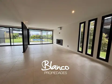 Casa 4 ambientes con 3 baños
