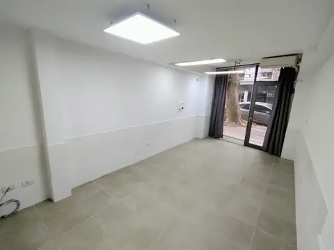 Local comercial en alquiler con vidriera al frente en pb - Rodriguez 1266
