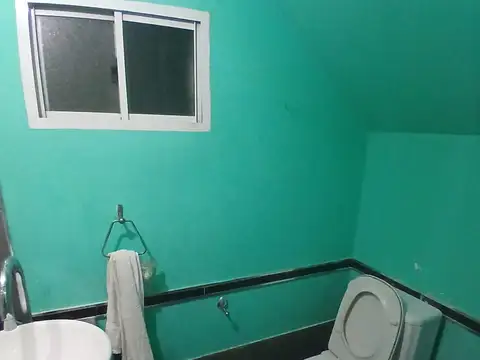 Casa 6 ambientes con 2 baños