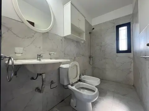 venta casa un dormitorio con patio fisherton R