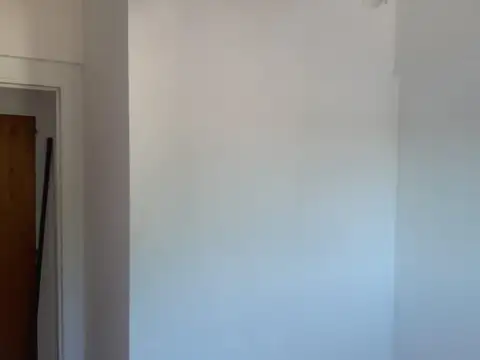 Depto.  frente a  Pque. Sarmiento. 3 ambientes, vestidor, cocina, baño. M/B.