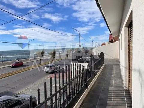 Casa 8 ambientes con 3 baños