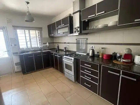 Casa 5 ambientes con 2 baños