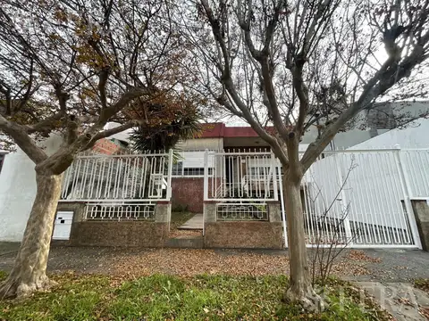 Venta casa 3 ambientes con cochera en Quilmes